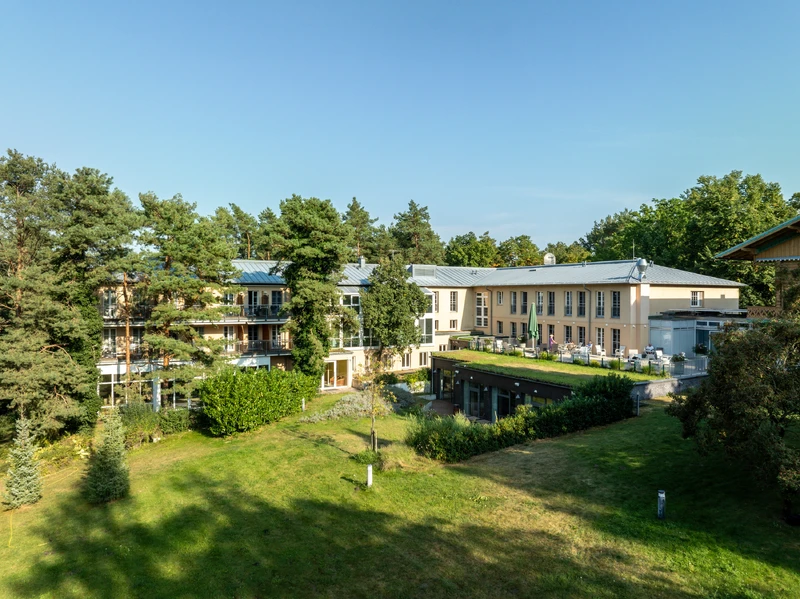 Garten und Terrasse des Klinikgeb&auml;udes der Oberberg Fachklinik Potsdam bei sonnigem Wetter