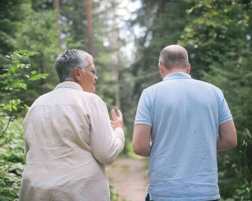 Zwei Personen laufen drau&szlig;en im wald
