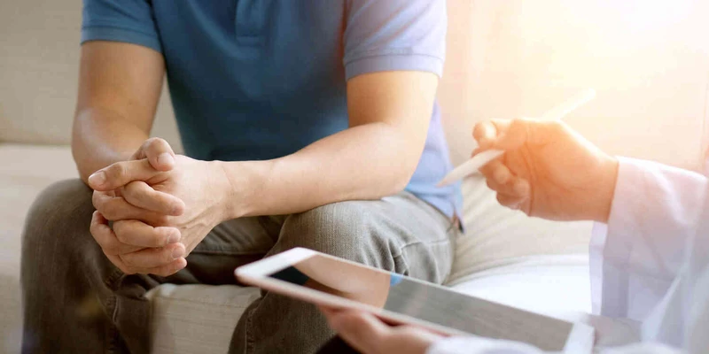 Nahaufnahme von h&auml;nden von einem mann der mit einer person spricht