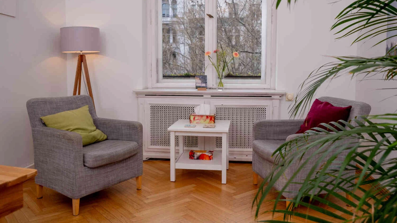 Oberberg Tagesklinik Berlin K&uuml;rf&uuml;rstendamm kleiner Sitzbereich