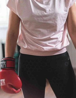 Nahaufnahme von Frau mit roten Boxhandschuhen