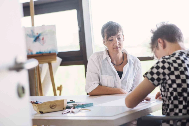 Frau f&uuml;hrt eine Kunst Therapie mit einem Patienten