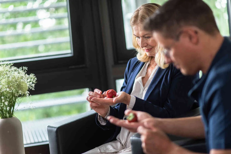 Zwei Personen im Gespr&auml;ch im Freien.