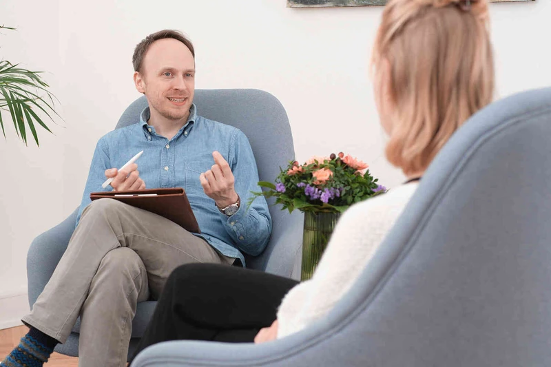 Mann spricht mit Frau beim spazieren im Park