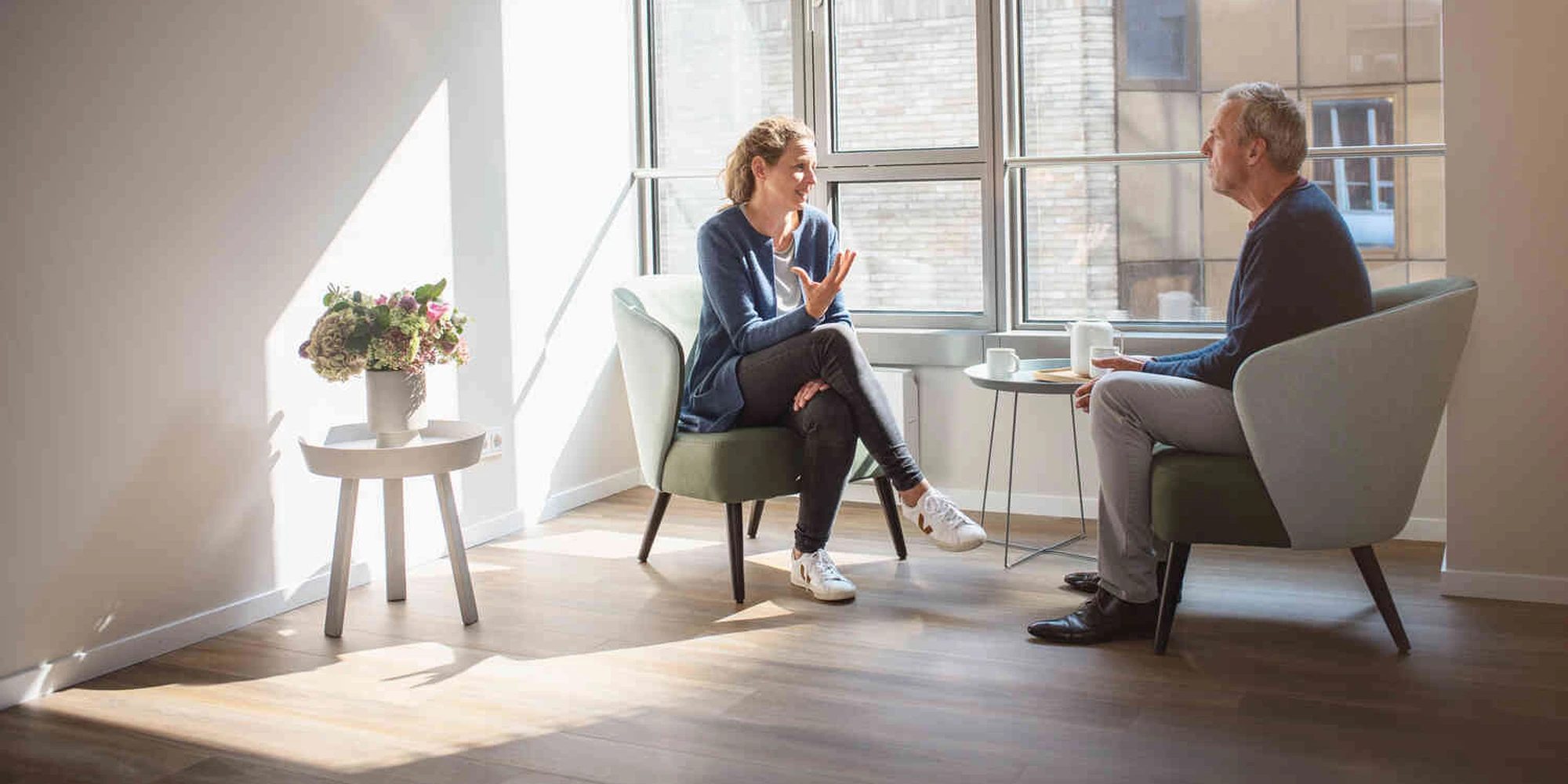 Therapeutin spricht mit Patientin und nutzt holzblock steine.