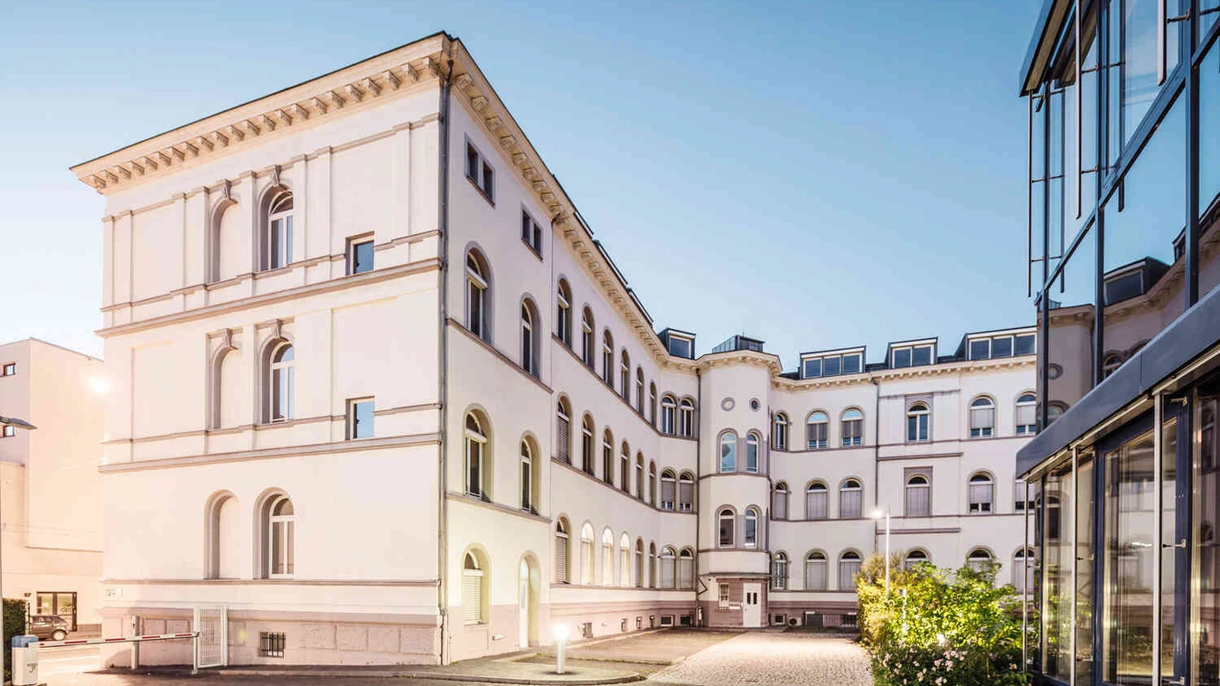 Moderne Au&szlig;enansicht der Oberberg Tagesklinik Frankfurt am Main &ndash; helles Geb&auml;ude mit gro&szlig;em Eingangsbereich, Glasfront im Vordergrund