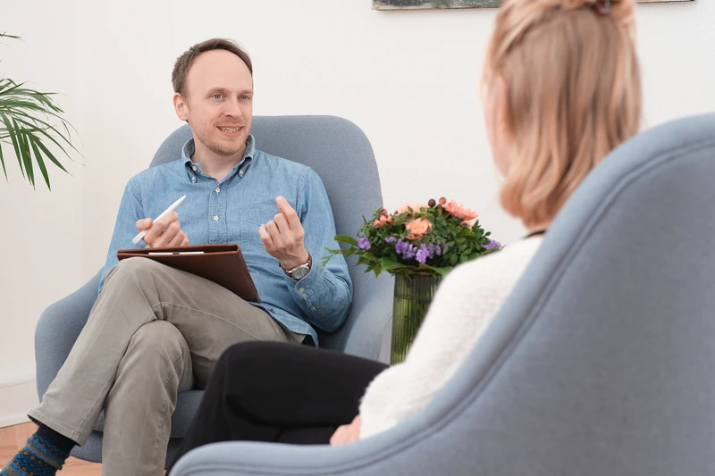 Mann spricht mit Frau beim spazieren im Park
